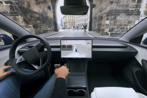 FSD de Tesla en la Unión Europea: votación aplazada a diciembre